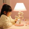 Nordic-Ins-Cartoon-Room-Decor-Table-Lamp-Princesa-Pink-Rabbit-Luz-do-quarto-das-crian-as-1 Luminária Infantil (Quarto Bebê), Abajur Coelho Cúpula Cônica