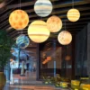 Planeta-moderno-luzes-do-candelabro-estrela-c-u-planeta-lua-acr-lico-pingente-l-mpada-arte-1 Luminária Pendente Infantil Planetas