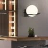 Europa-ouro-luxo-bola-de-vidro-leitoso-ilumina-o-da-parede-luz-para-o-quarto-de-2 Luminária Arandela Bola Vidro Branca