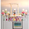 Lustre Colorido Arco Íris para Quarto Infantil - Modelo 2024/2025 Imagem de um lustre suspenso colorido no estilo macaron, ideal para ambientes infantis. A luminária criativa apresenta diferentes tonalidades vibrantes e é feita de vidro, pendendo graciosamente do teto para criar uma atmosfera divertida e acolhedora.
