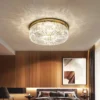 Ouro-moderno-lustre-de-ilumina-o-decora-o-para-casa-luxo-cristal-sala-estar-luz-teto-3 Luminária Sobrepor Redonda De Cristal Modelo 2024/2025