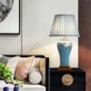 kf-H9388f72b00c94c3d90b0a448d884c96e2-OULALA-Ceramic-Table-Lamps-Blue-Luxury-Brass-Fabric-Desk-Light-Home-Decorative-for-Living-Room-Dining Abajur Clássico Cerâmica Desenho Da Natureza