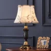 kf-S4561c4211de94819b06b6926126a549cA-Table-Lamp-Modern-Simple-Study-Creative-Desk-Lamp-European-Living-Room-Bedroom-Bedside-Decorative-Desk-Lamp Abajur Clássico Europeia De Resina Cúpula Tecido