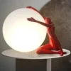 Luminária De Mesa Escultura Humanoide Com Bola Vidro Branca | Miresa | loja-de-luminárias-São-Paulo Luminária De Mesa Escultura Humanoide Com Bola Vidro Branca, uma opção de luminária de mesa de vidro escultura humanoide, vendida pela Miresa, loja-de-luminárias-São-Paulo.