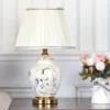 kf-Sb53bb96f143f4478a486b6f3d0516aeba-Ceramic-Desk-Lamp-Living-Rooms-Table-Lamps-for-Bedroom-Bedside-Lamp-Modern-Minimalist-with-Flower-Bird Abajur Clássico Cerâmica Fundo Branco e Desenho Floral