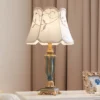 kf-Sbce78606a7e44430b8e4e8951055a1c1N-Table-Lamp-Modern-Simple-Study-Creative-Desk-Lamp-European-Living-Room-Bedroom-Bedside-Decorative-Desk-Lamp Abajur Clássico Europeia De Resina Cúpula Tecido