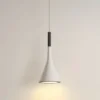 Pendente Moderno Cone Alumínio | Miresa | loja-de-luminárias-São-Paulo Pendente de alumínio moderno cone (Pendente Moderno Cone Alumínio), disponível na Miresa, loja-de-luminárias-São-Paulo.