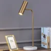 Foto de luminária Mesa Basic Dourado Base Redonda Branca, luminária dourado mesa basic, catálogo Miresa, loja-de-luminárias-São-Paulo.