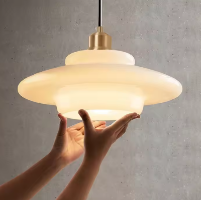 pendente de vidro branco leitoso marca miresa