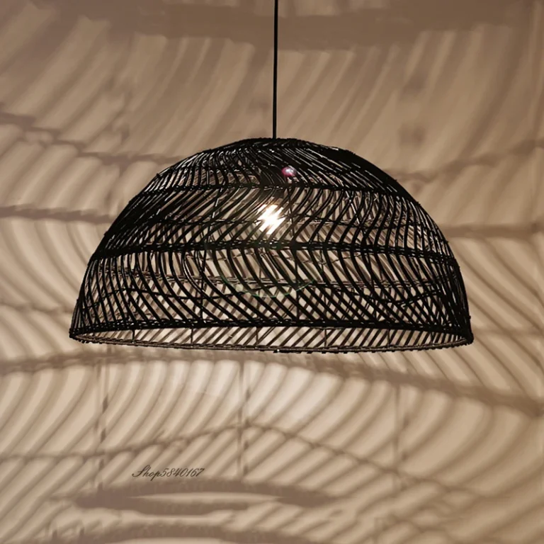 Pendente de rattan rústico semicircular artesanal (Pendente Rústico Semicircular Rattan Artesanal), disponível na Miresa, loja-de-luminárias-São-Paulo.