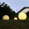 kf-Hc0a788ca688645d3887fd41ed11b7e45V-LED-Solar-Power-Garden-Lights-Outdoor-Lighting-Solar-Energy-Waterproof-Warm-White-Lawn-Driveway-Yard-Garden Luminária Área Externa Luz Solar Bola Plástico Bateria Lítio
