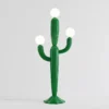 kf-S91d0cd023c58415c89e812c5cbe4f77fx-Creative-Cactus-Living-Room-Internet-Famous-Decoration-Atmosphere-Vertical-Floor-Lamp-Cream-Style-Children-s-Room Luminária De Chão Cacto Verde Com 3 Bolas Brancas