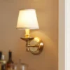 Arandela Básica Dourado Cúpula Tecido Branca, uma opção de arandela dourado básica cúpula, vendida pela Miresa, loja-de-luminárias-São-Paulo.