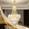 kf-Sdb434b5153d04a05a628ccbecf8d9483U-Duplex-Chandelier-Livingroom-Hotel-Villa-Crystal-Chandelier-Simple-Building-In-The-Middle-Floor-Hollow-Staircase-Long Lustre Imperial De Cristal K9 Translúcido e Estrutura Dourado Para Escadas