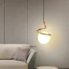 kf-Sfadc1bf530ef4fc79c6afaedd76430a2O-Nordic-LED-Pendant-Light-Lumin-ria-interior-para-viver-Quarto-Cabeceira-Cozinha-Decora-o-de-casa Pendente Moderno Espiral Dourado ou Preto e Bola Branca Fosca