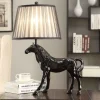 Abajur Preto Escultura Cavalo e Tecido Redondo Plissado Abajur Preto Escultura Cavalo e Tecido Redondo Plissado