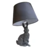 Abajur Escultura De Coelho Branco ou Preto Com Cúpula Tecido Liso Abajur Escultura De Coelho Branco ou Preto Com Cúpula Tecido Liso