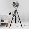 kf-S3202040232fd490fa39c1ed378a8d4c9B-L-mpada-de-assoalho-do-trip-do-estilo-industrial-retro-americano-n-rdico-Searchlight-de-cabeceira Luminária Piso Industrial Tripé Studio Set