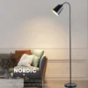 kf-Se088e54674354f41be2f222bdbab1f62k Luminária Chão Ferro Branco ou Preto Ajustável Luz LED