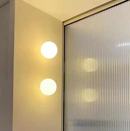 1 arandela bola de vidro branco leitosa marca miresa Arandela Moderna Bola De Vidro Branco