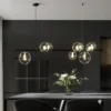 kf-S223e8d593a24482fb32b48e773c4f7a5P-Nordic-bola-de-vidro-led-lustres-sala-estar-centro-mesa-restaurante-mesas-caf-preto-decora-o Lustre Retangular Molécula Bola Vidro