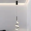 Pendente Moderno Espiral Alumínio e LUZ LED | Miresa | loja-de-luminárias-São-Paulo Pendente Moderno Espiral Alumínio e LUZ LED, uma opção de pendente de alumínio moderno espiral luz, vendida pela Miresa, loja-de-luminárias-São-Paulo.