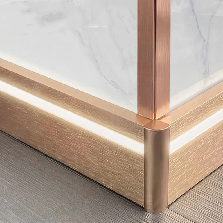 Rodapé de Alumínio vs. Poliestireno: Por que o LED exige Metal?