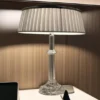 Luminária Abajur Coluna Vidro Cúpula Tecido Plissado: luminária de vidro abajur coluna, oferecido pela Miresa, loja-de-luminárias-São-Paulo.