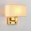 Arandela Cabeceira Cama Cúpula Tecido USB com interruptor | Miresa | loja-de-luminárias-São-Paulo Arandela Cabeceira Cama Cúpula Tecido USB com interruptor, arandela cabeceira cama, por Miresa, loja-de-luminárias-São-Paulo.