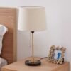 11_abajur_haste_aluminio_preta_cupula_preta_marca_miresa Abajur Simples Básico Haste Dourada e Cúpula Branca