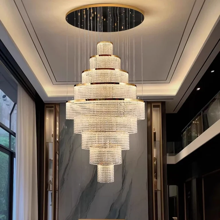 Foto de lustre Grande Para Mezanino e Escadas De Argolas Com Pingentes de Cristais, lustre moderno grande mezanino, catálogo Miresa, loja-de-luminárias-São-Paulo.
