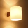 Arandela Design Japonês Base Madeira e Cúpula Vidro Branco: arandela de vidro design japonês, oferecido pela Miresa, loja-de-luminárias-São-Paulo.
