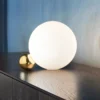 kf-S385f02efbda7407097a39ccceedaf7aeI Abajur Bola Branco Design Retro Apoio Em Cobre