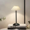 Abajur Básico Moderno Alumínio e Cúpula Plissado | Miresa | loja-de-luminárias-São-Paulo Abajur de alumínio moderno (Abajur Básico Moderno Alumínio e Cúpula Plissado), disponível na Miresa, loja-de-luminárias-São-Paulo.