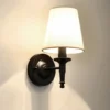 Arandela Clássica Design Europeu Básico Com Cúpula Tecido Branco, uma opção de arandela clássica design, vendida pela Miresa, loja-de-luminárias-São-Paulo.