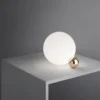 kf-Sed77815afea84130adf0f12de0b4790bK Abajur Bola Branco Design Retro Apoio Em Cobre