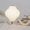 Abajur Padrão Tecido Seda Design Japonês | Miresa | loja-de-luminárias-São-Paulo Abajur Padrão Tecido Seda Design Japonês, uma opção de abajur padrão tecido, vendida pela Miresa, loja-de-luminárias-São-Paulo.
