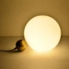 kf-Sfd8644a034704f18aa25f42dc1d55364V Abajur Bola Branco Design Retro Apoio Em Cobre