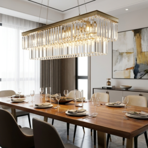 Um lustre retangular moderno com cristais e acabamento em latão pendurado sobre uma mesa de jantar de madeira em uma sala de jantar elegante e bem iluminada.