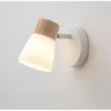 Luminária de Parede Moderna com Detalhe em Madeira e Cupúla de Vidro | Miresa | loja-de-luminárias-São-Paulo Luminária de Parede Moderna com Detalhe em Madeira e Cupúla de Vidro, luminária de parede de vidro moderna detalhe, por Miresa, loja-de-luminárias-São-Paulo.
