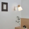 kf-S65aba0e665ad401fa9a0aed487b8fb71A Luminária de Parede Moderna com Detalhe em Madeira e Cupúla de Vidro
