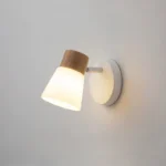 Luminária de Parede Moderna com Detalhe em Madeira e Cupúla de Vidro