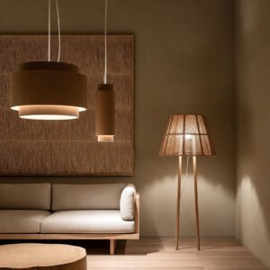 Foto de um interior Japandi com dois pendentes de madeira da luminária de lustres Miresa e uma luminária design Japandi de tripé de corda, sobre um sofá minimalista.