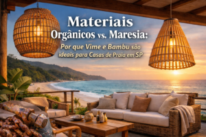 Luminárias de vime e bambu resistentes à maresia em varanda de casa de praia no litoral de São Paulo com vista para o mar