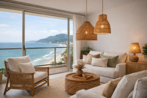 Sala de apartamento em Santos com luminárias de bambu e vime resistentes à maresia e vista para o mar