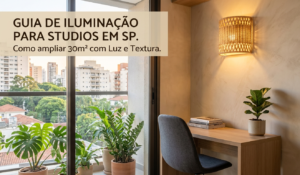 Arandela de palha artesanal Miresa instalada sobre bancada de home office em studio compacto em São Paulo, exemplificando como ganhar espaço e amplitude com design biofílico e iluminação de parede.