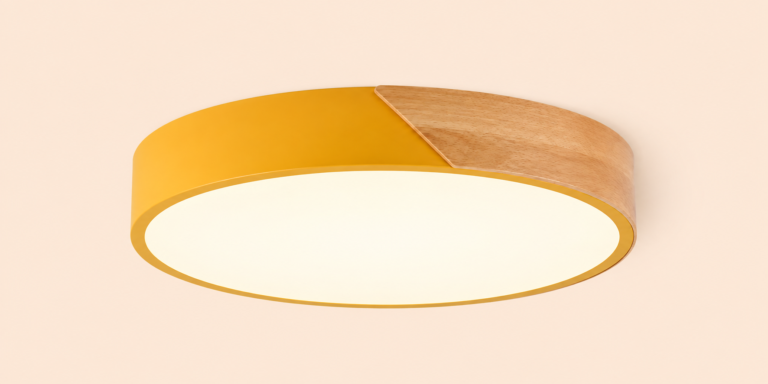 Plafon LED redondo com proteção contra umidade, instalado em teto de banheiro.