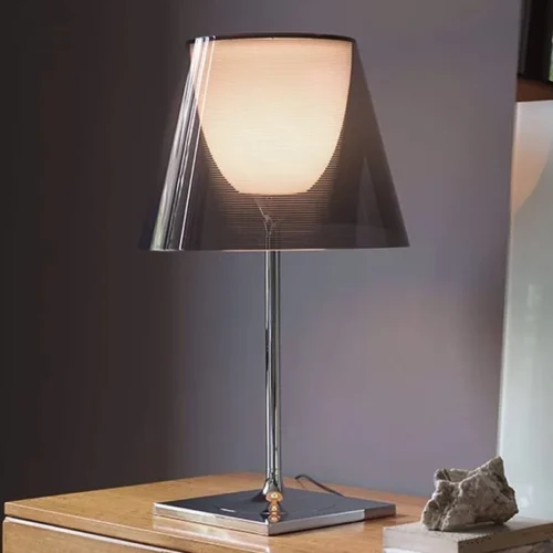 Réplica de luminária de mesa KTribe Table, design de Philippe Starck, comercializada pela MIRESA