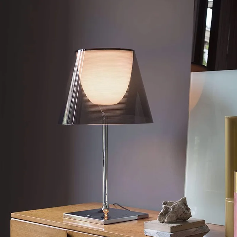 Réplica de luminária de mesa KTribe Table, design de Philippe Starck, comercializada pela MIRESA