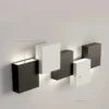 kf-S2e135270ea9845778661dbe4b556c011I Arandela Em cubo Geométrico Alumínio Preto e Branco